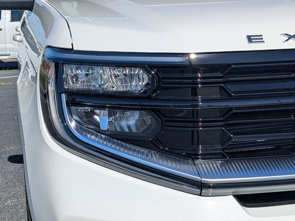 2026 Ford Expedition Platinum - Star White Metallic Tri-Coat exterior view 10