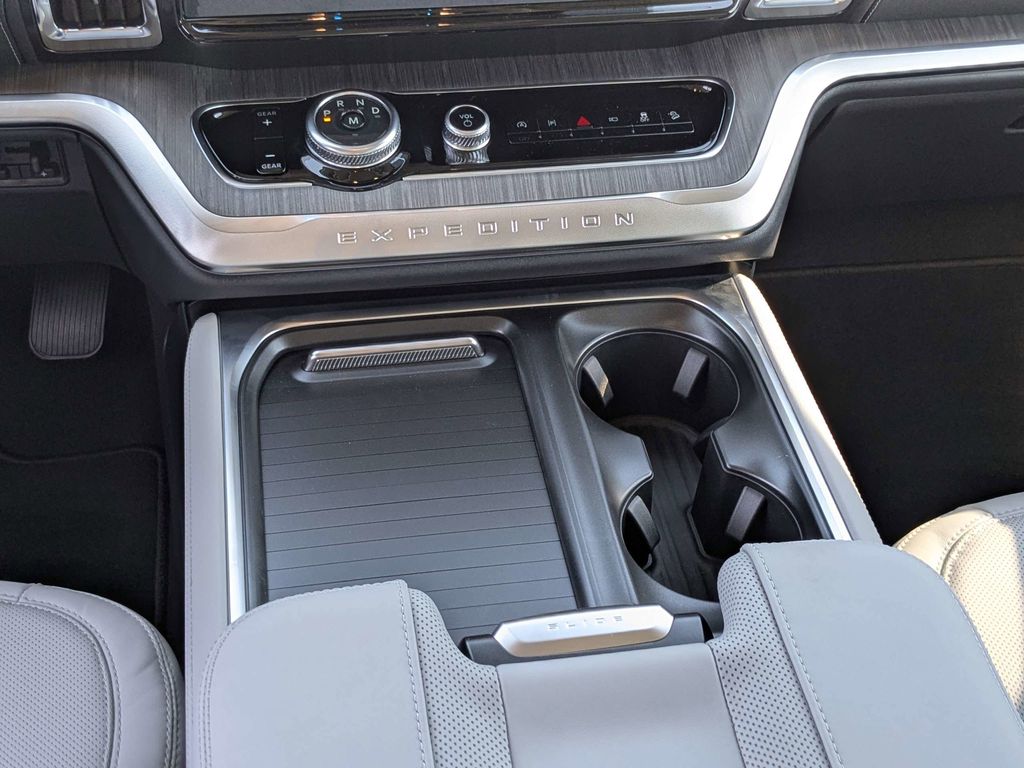 2026 Ford Expedition Platinum - Star White Metallic Tri-Coat exterior view 19