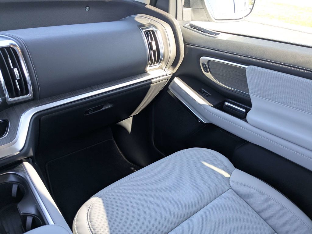 2026 Ford Expedition Platinum - Star White Metallic Tri-Coat exterior view 17