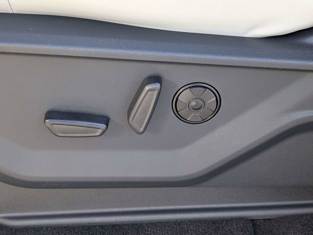 2026 Ford Expedition Platinum - Star White Metallic Tri-Coat exterior view 20