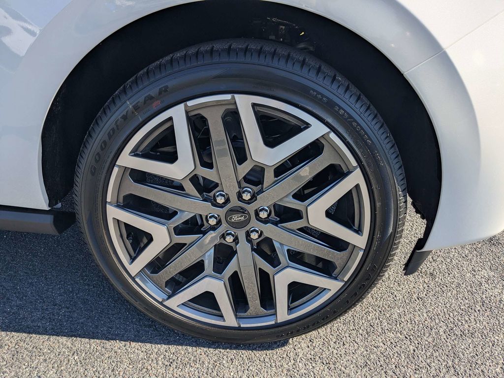 2026 Ford Expedition Platinum - Star White Metallic Tri-Coat exterior view 11