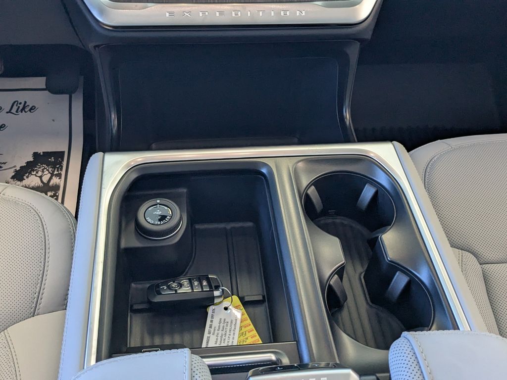 2026 Ford Expedition Platinum - Glacier Gray Metallic Tri-Coat exterior view 16