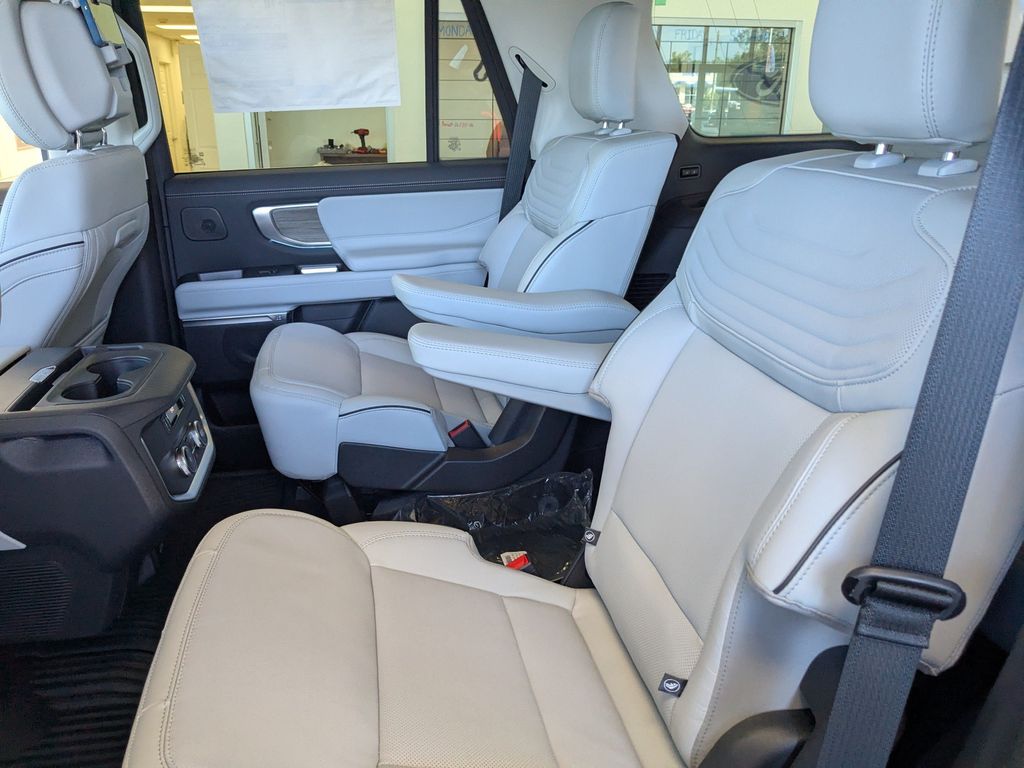 2026 Ford Expedition Platinum - Glacier Gray Metallic Tri-Coat exterior view 15