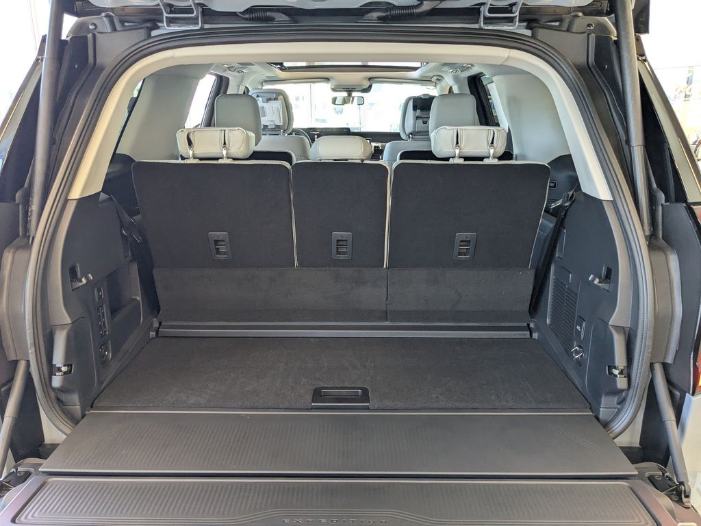 2026 Ford Expedition Platinum - Glacier Gray Metallic Tri-Coat exterior view 10