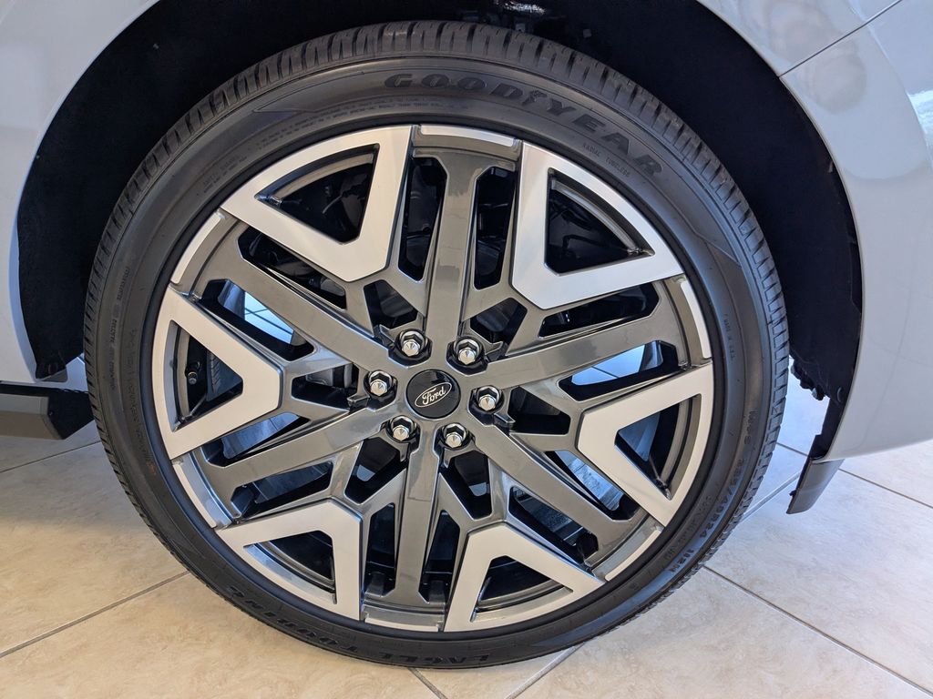 2026 Ford Expedition Platinum - Glacier Gray Metallic Tri-Coat exterior view 12