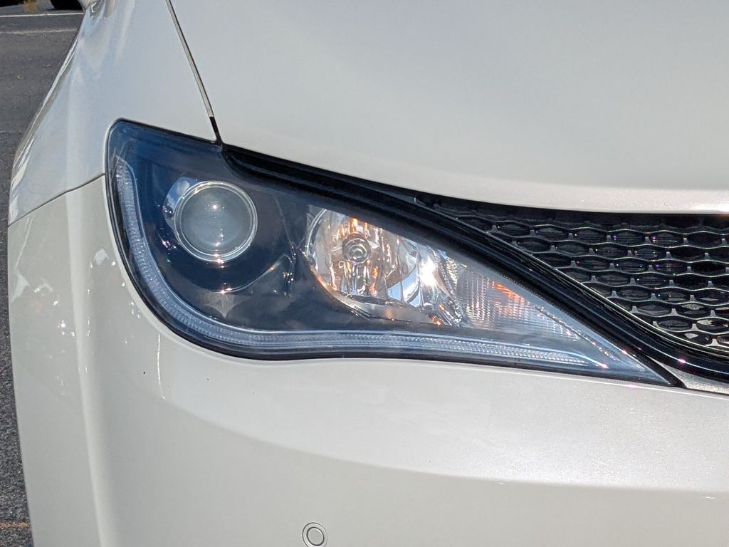 2020 Chrysler Pacifica Touring L Plus - Luxury White Pearlcoat exterior view 10