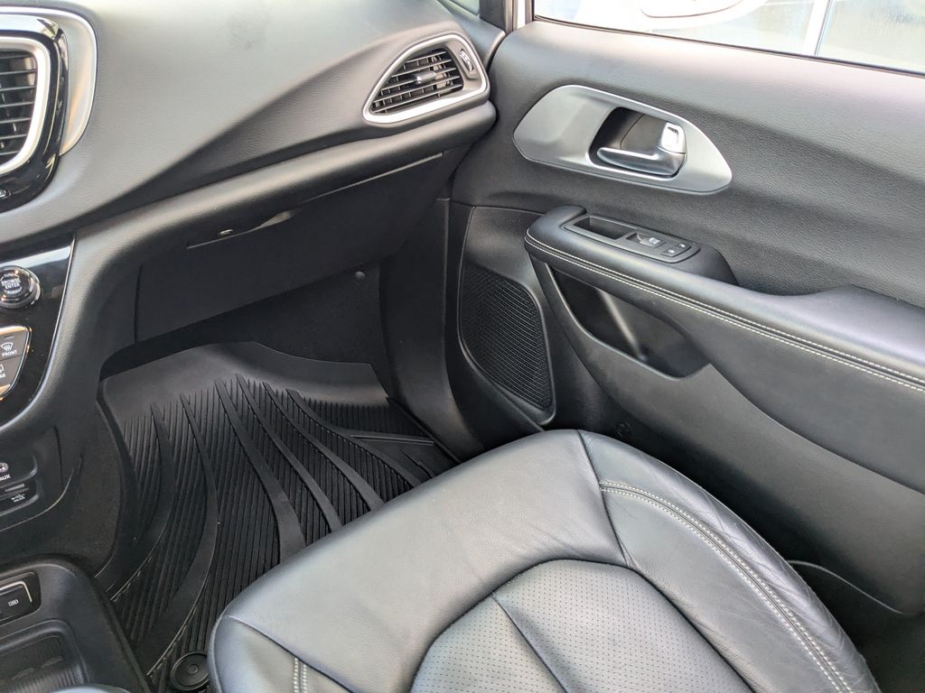 2020 Chrysler Pacifica Touring L Plus - Luxury White Pearlcoat exterior view 17