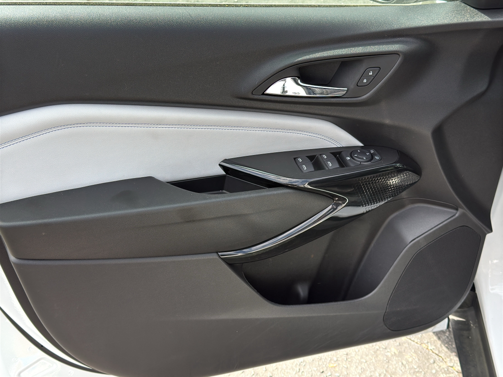 2025 Chevrolet Trax LT - 8