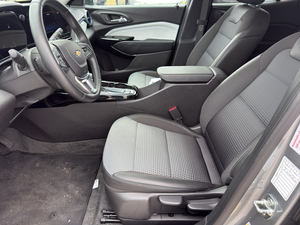 2025 Chevrolet Trax LT - 10