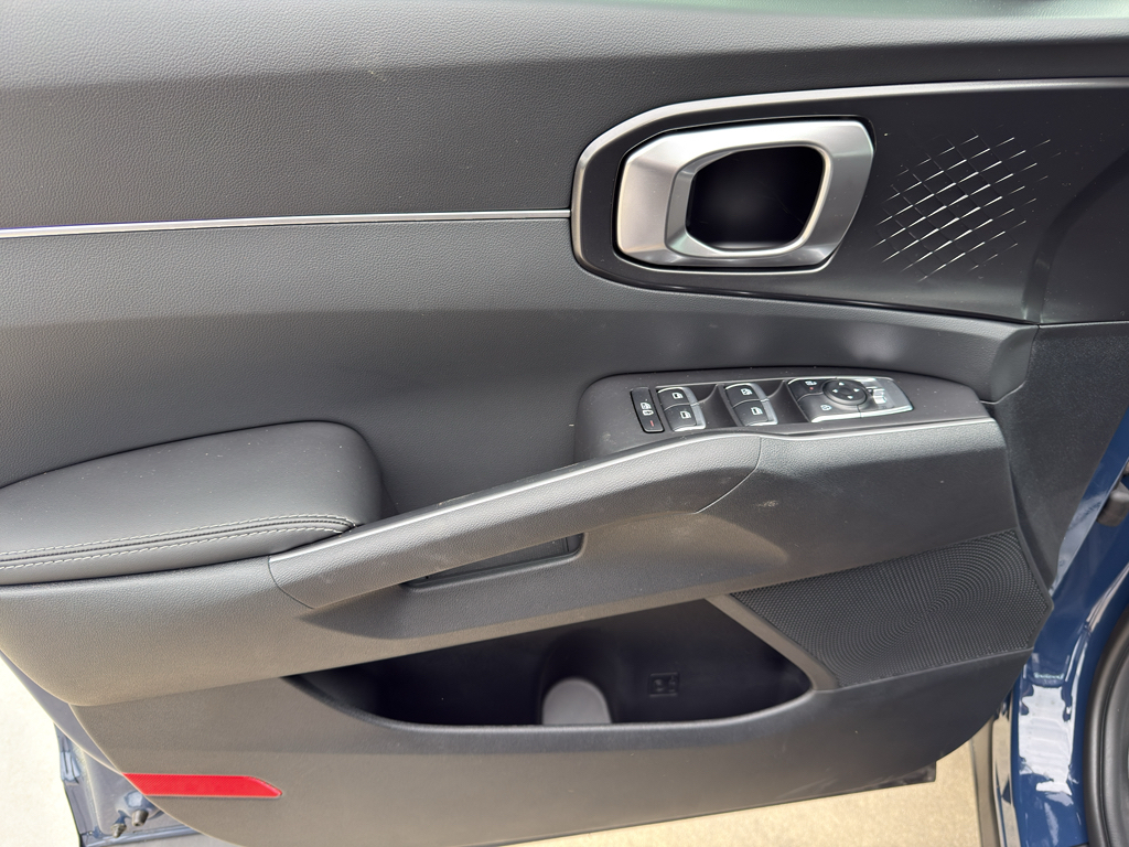 2025 Kia Sorento S - 8