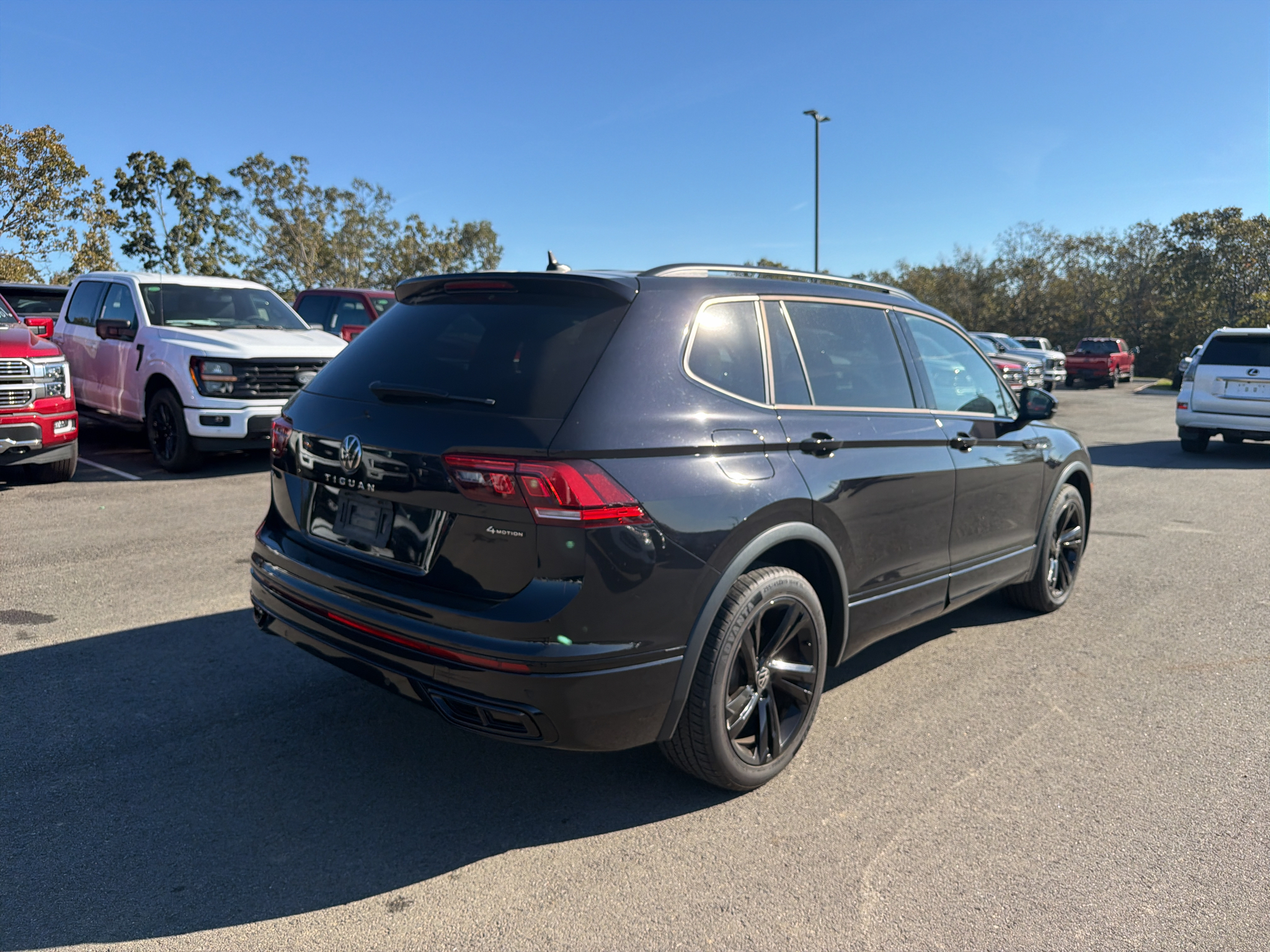 2023 Volkswagen Tiguan SE R-Line Black photo 2