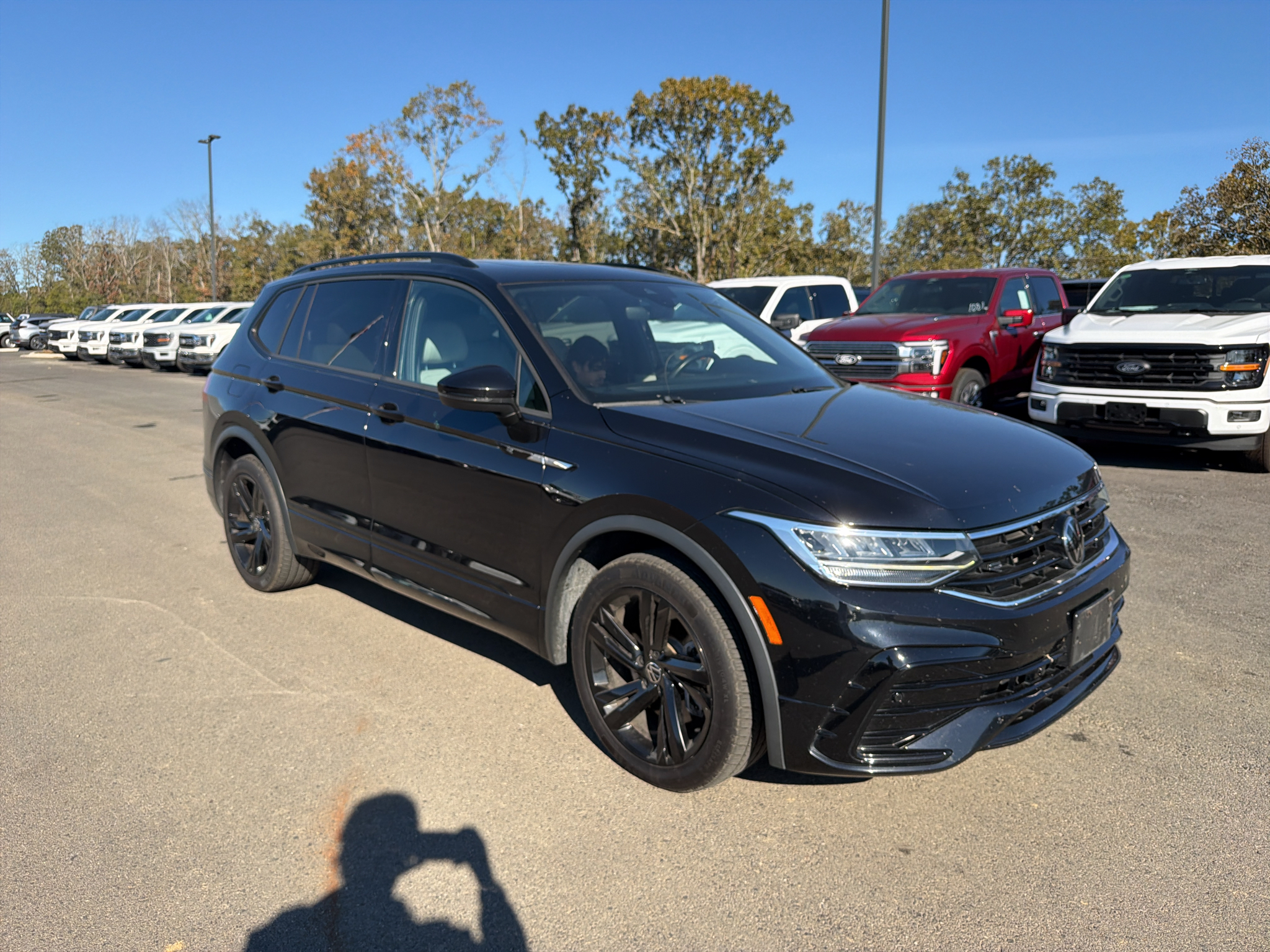 2023 Volkswagen Tiguan SE R-Line Black photo 4