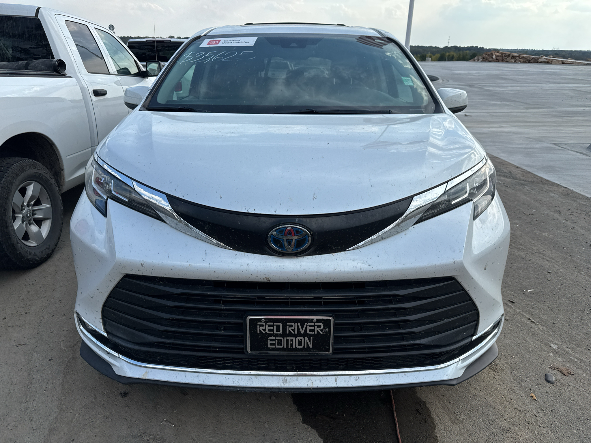 2022 Toyota Sienna XLE photo 2