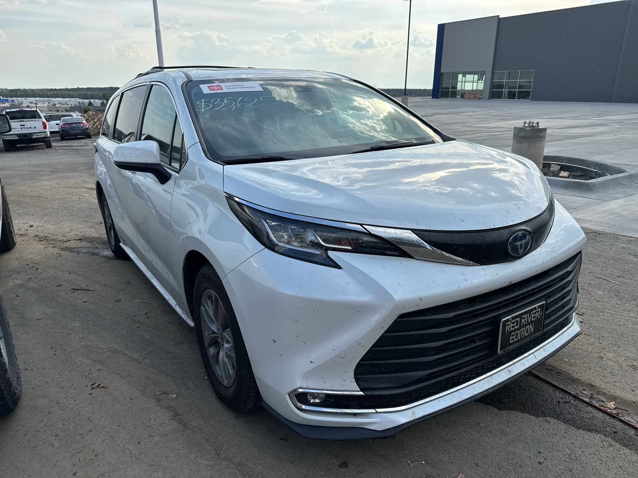 2022 Toyota Sienna XLE photo 3
