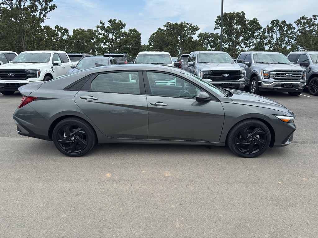 2026 Hyundai Elantra SEL Sport photo 4
