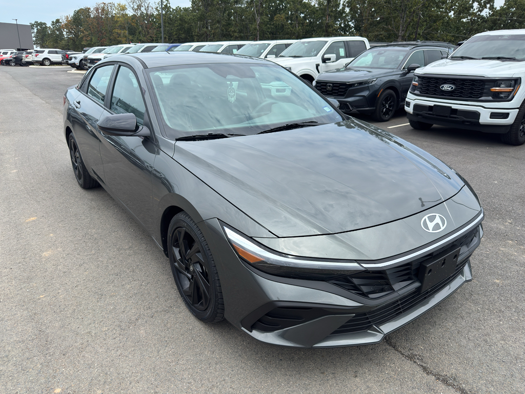 2026 Hyundai Elantra SEL Sport photo 3