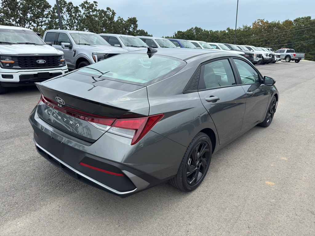 2026 Hyundai Elantra SEL Sport photo 5