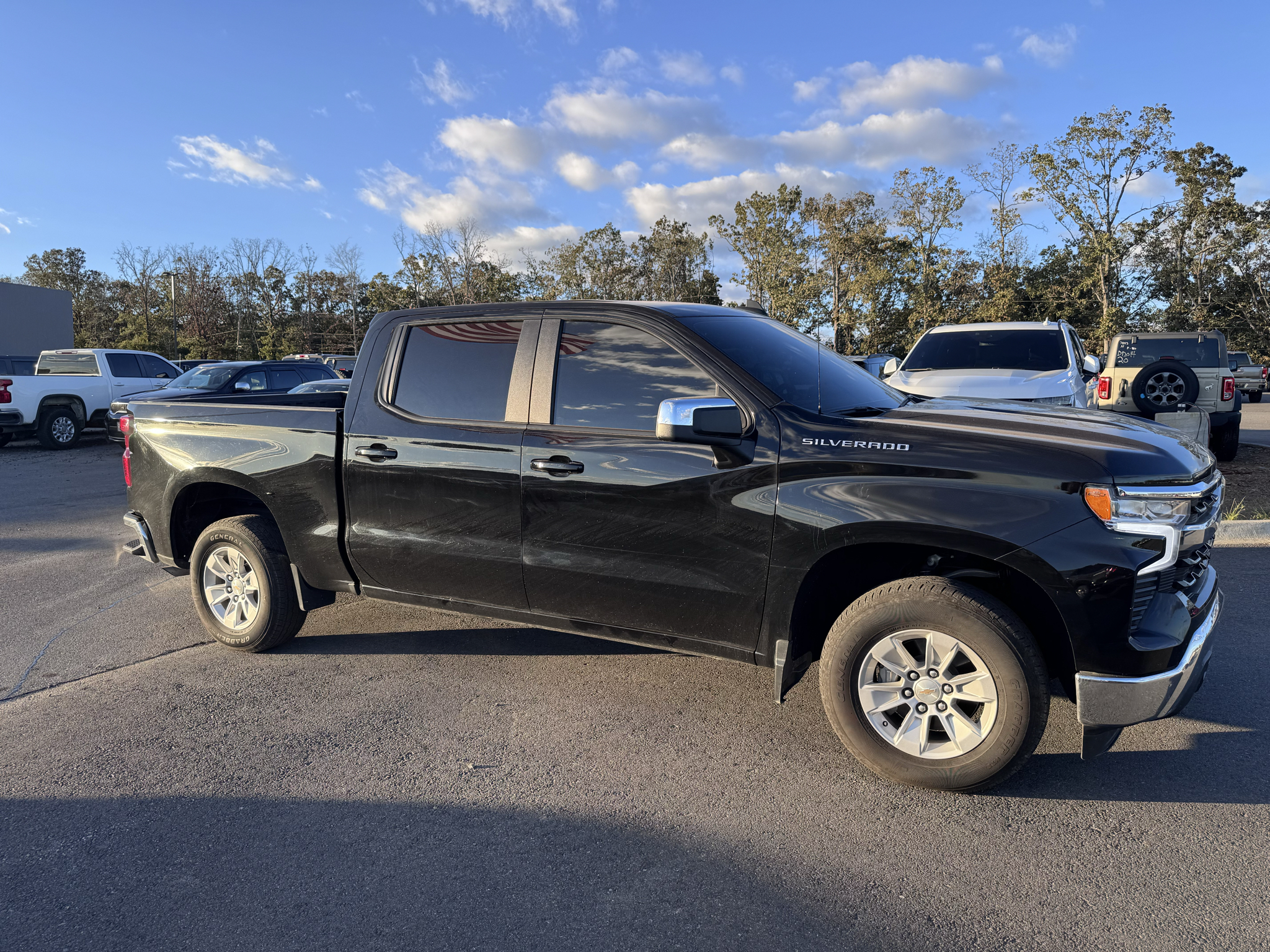 2025 Chevrolet Silverado LT photo 4