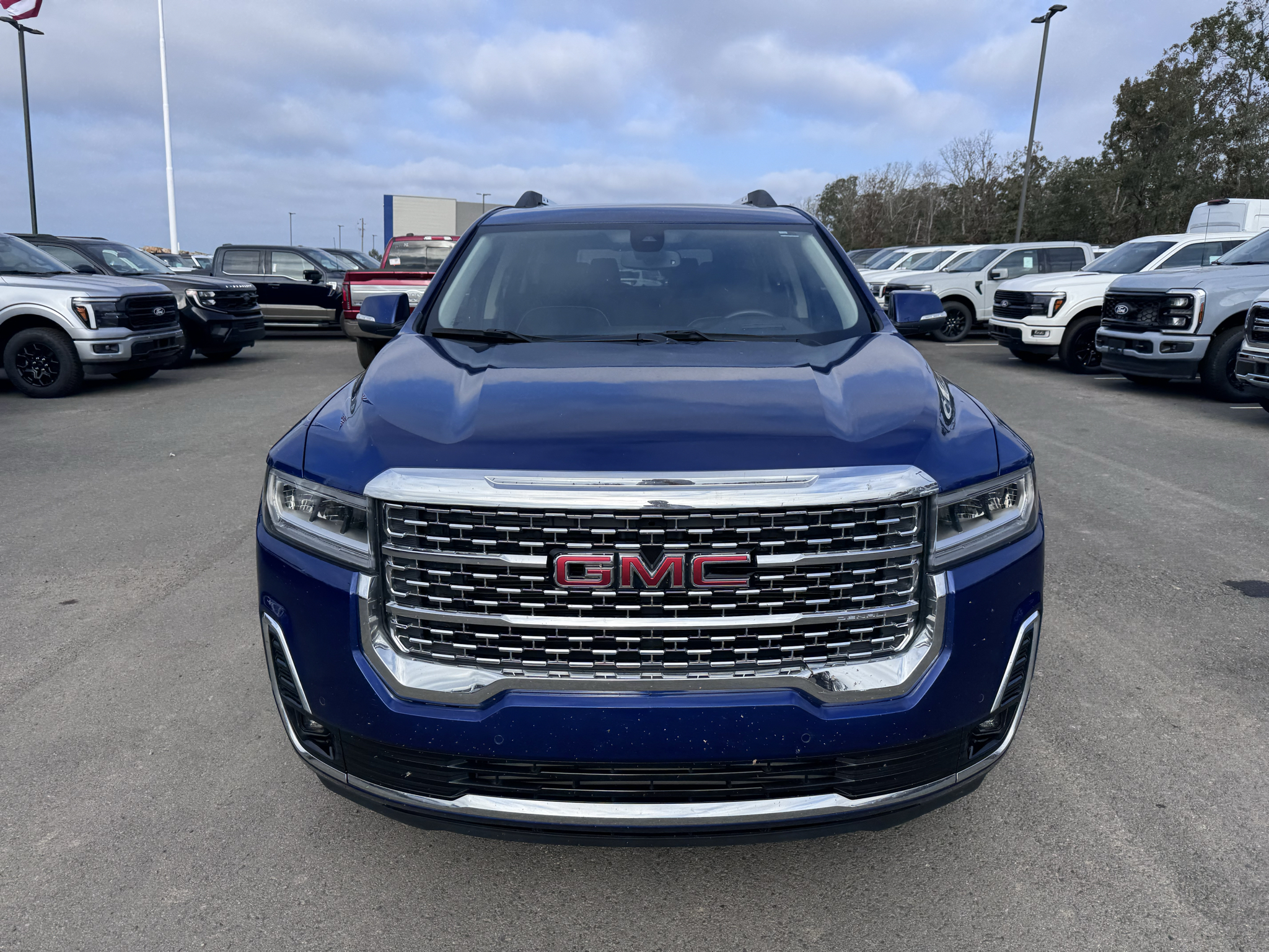 2023 GMC Acadia Denali photo 2