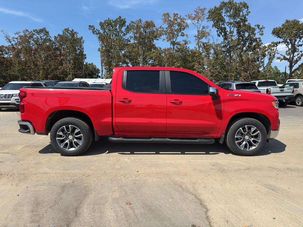 2025 Chevrolet Silverado LT photo 4