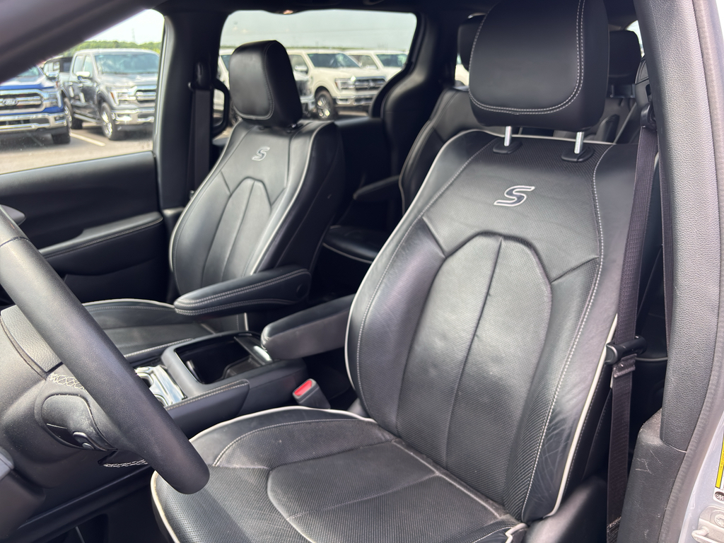 2022 Chrysler Pacifica representative vehicle photo