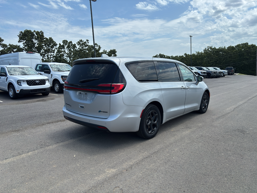 2022 Chrysler Pacifica representative vehicle photo