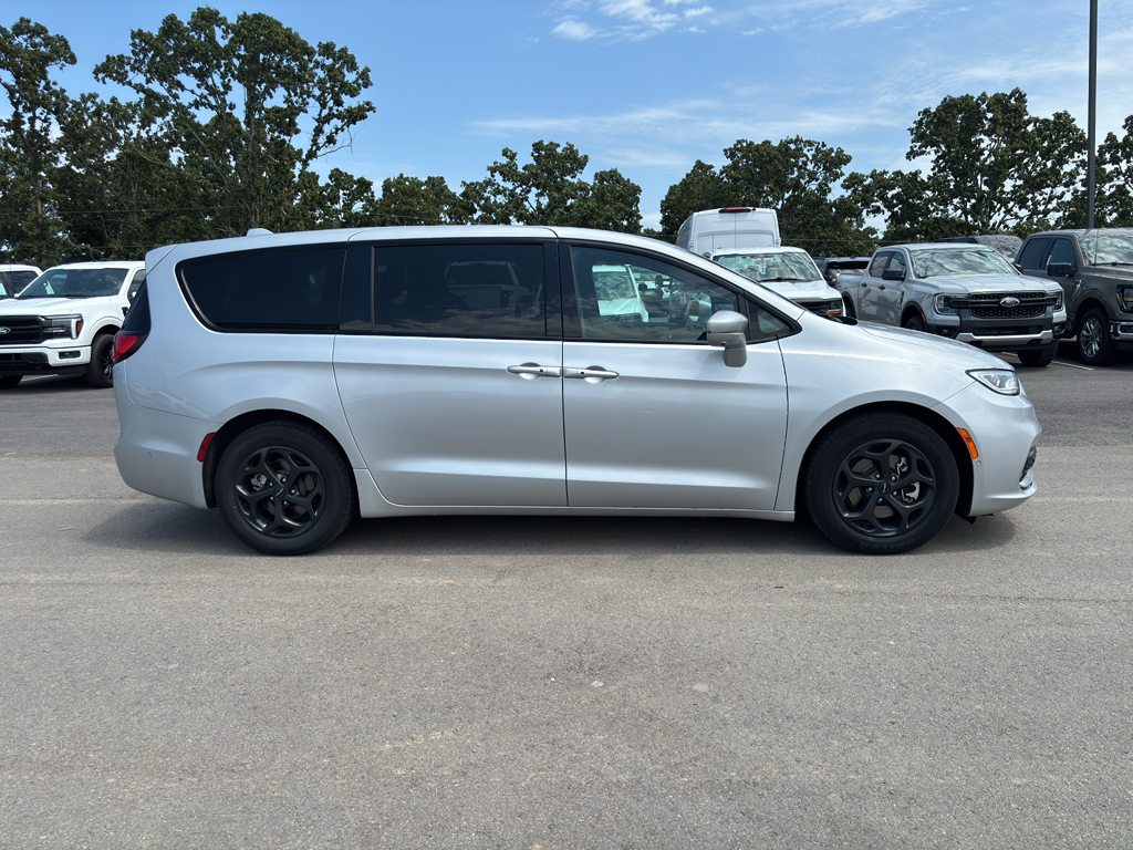 2022 Chrysler Pacifica representative vehicle photo