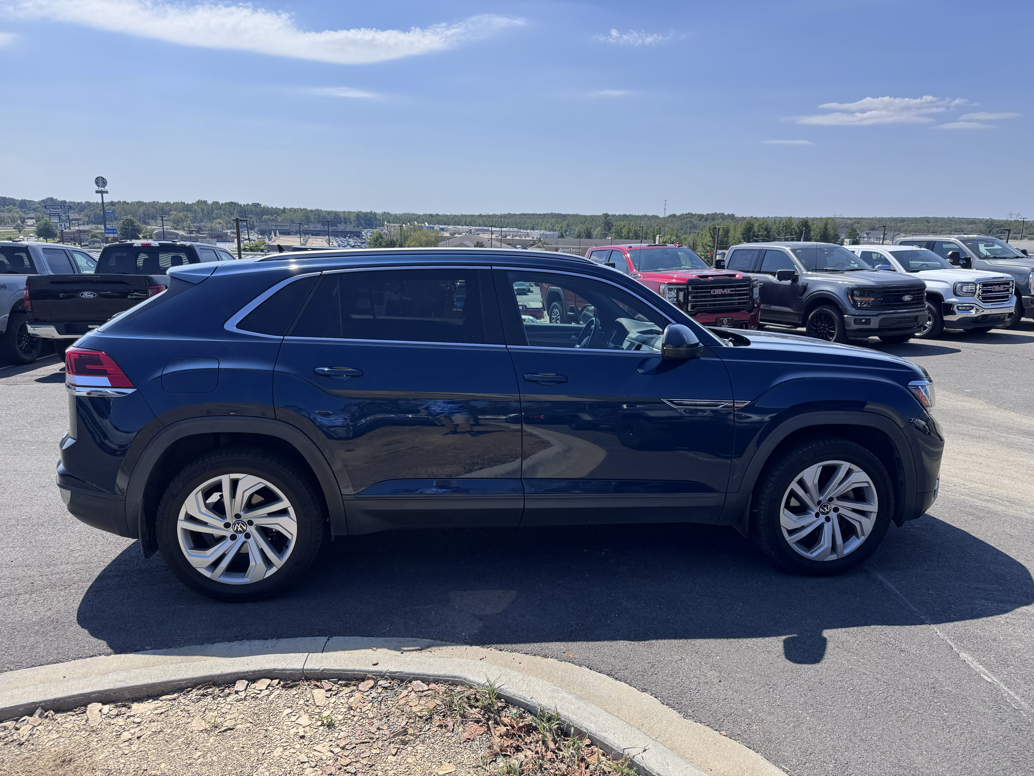 2020 Volkswagen Atlas Cross Sport 2.0T SEL photo 4