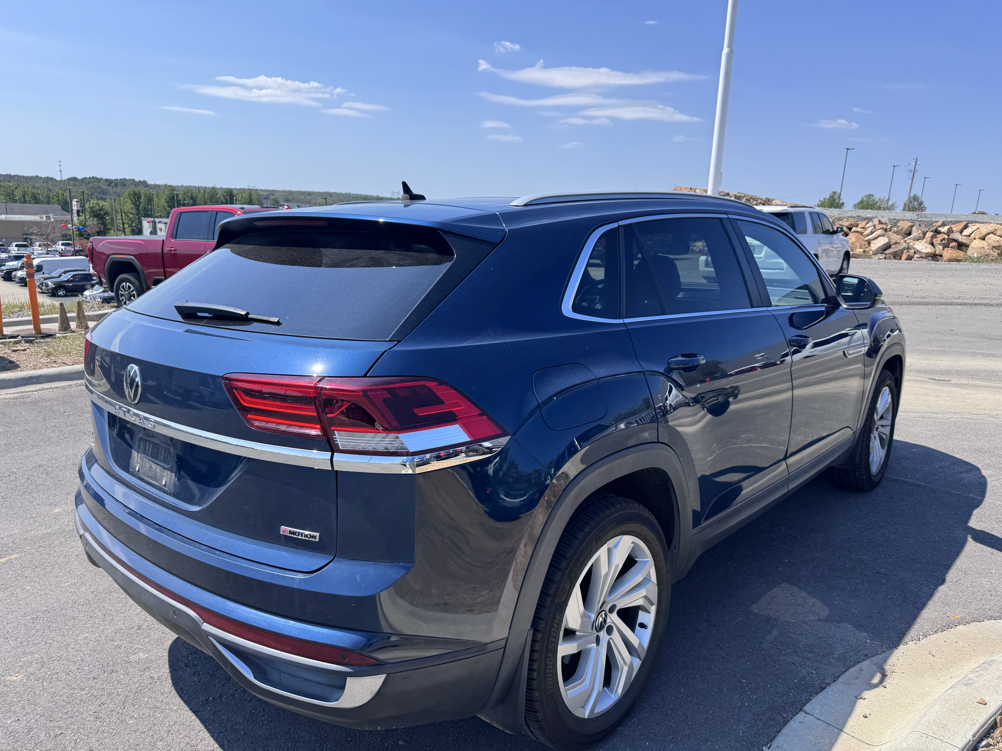 2020 Volkswagen Atlas Cross Sport 2.0T SEL photo 5