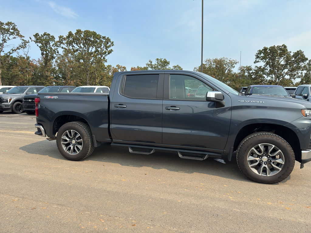 2022 Chevrolet Silverado LT photo 4