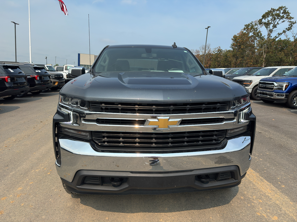 2022 Chevrolet Silverado LT photo 2