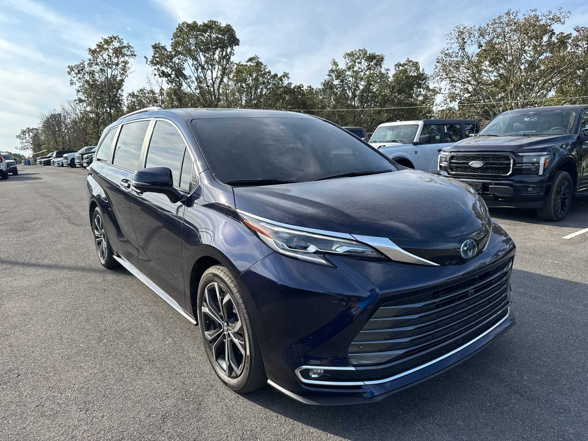 2025 Toyota Sienna Platinum photo 3
