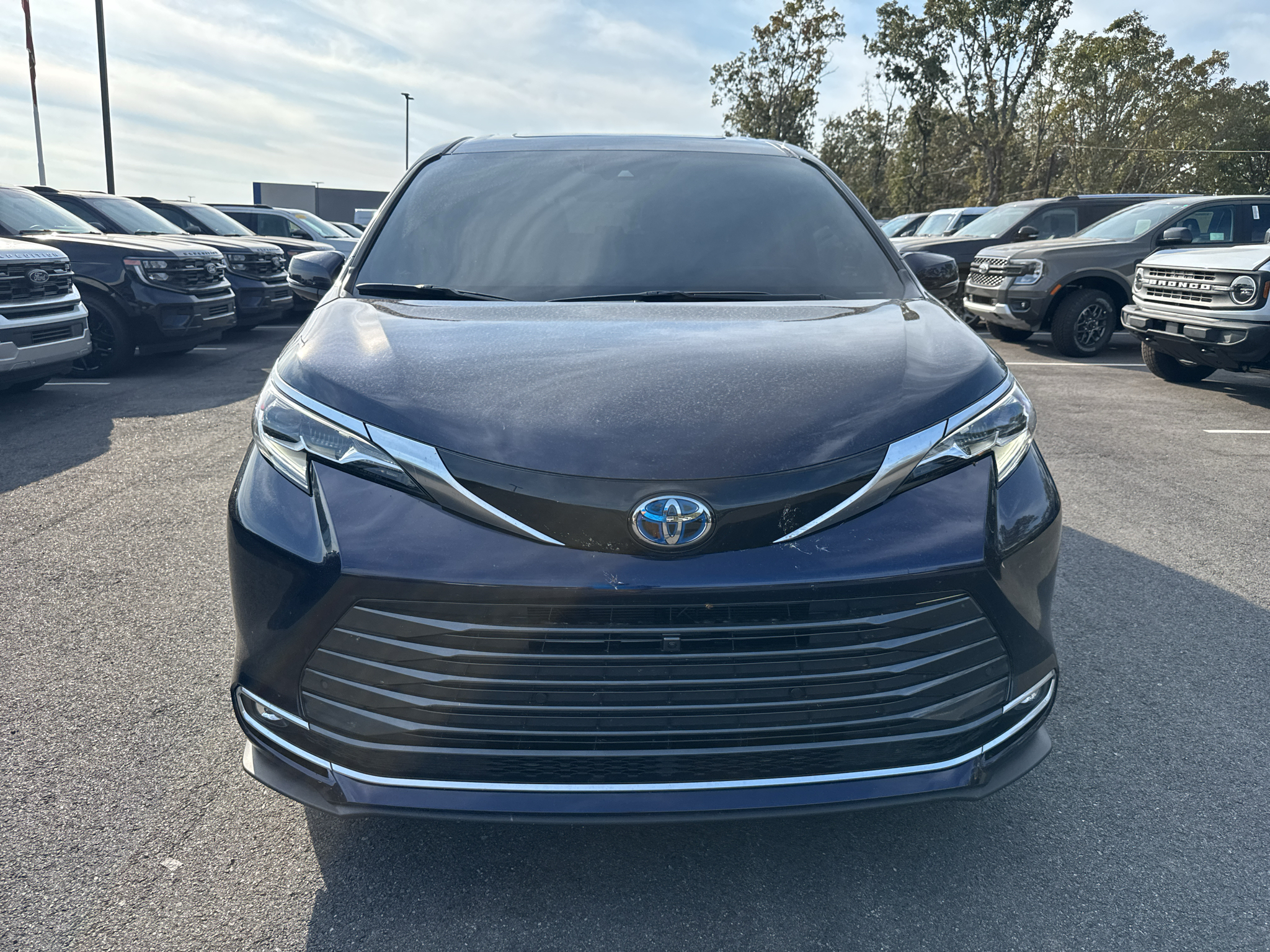 2025 Toyota Sienna Platinum photo 2