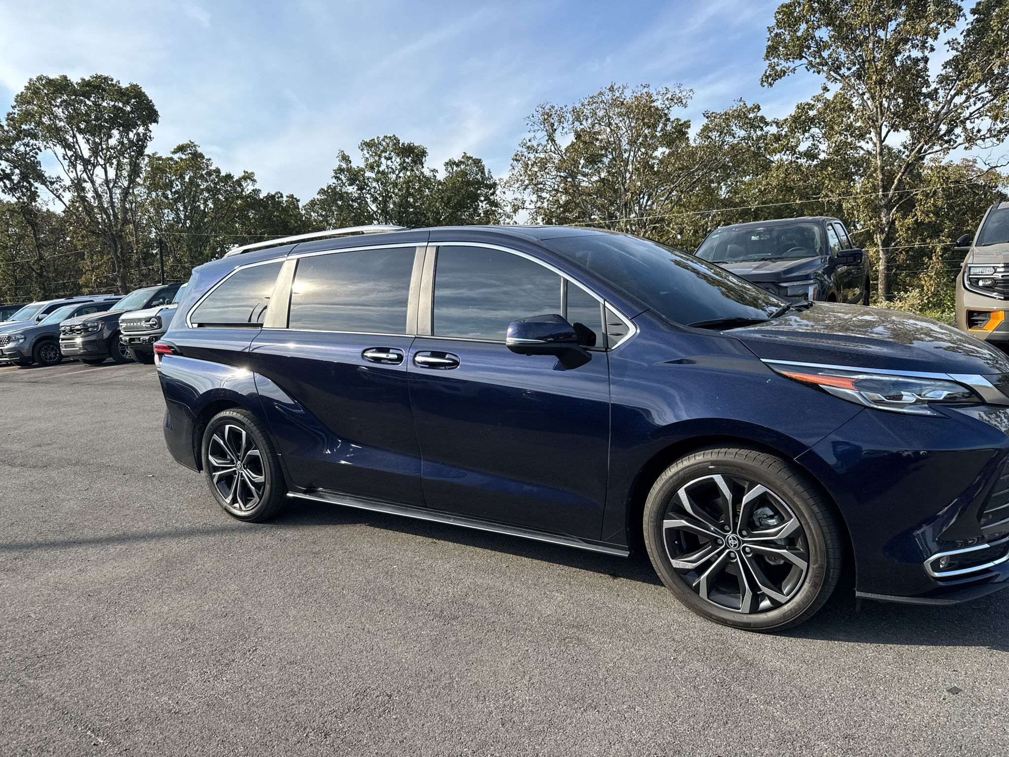 2025 Toyota Sienna Platinum photo 4