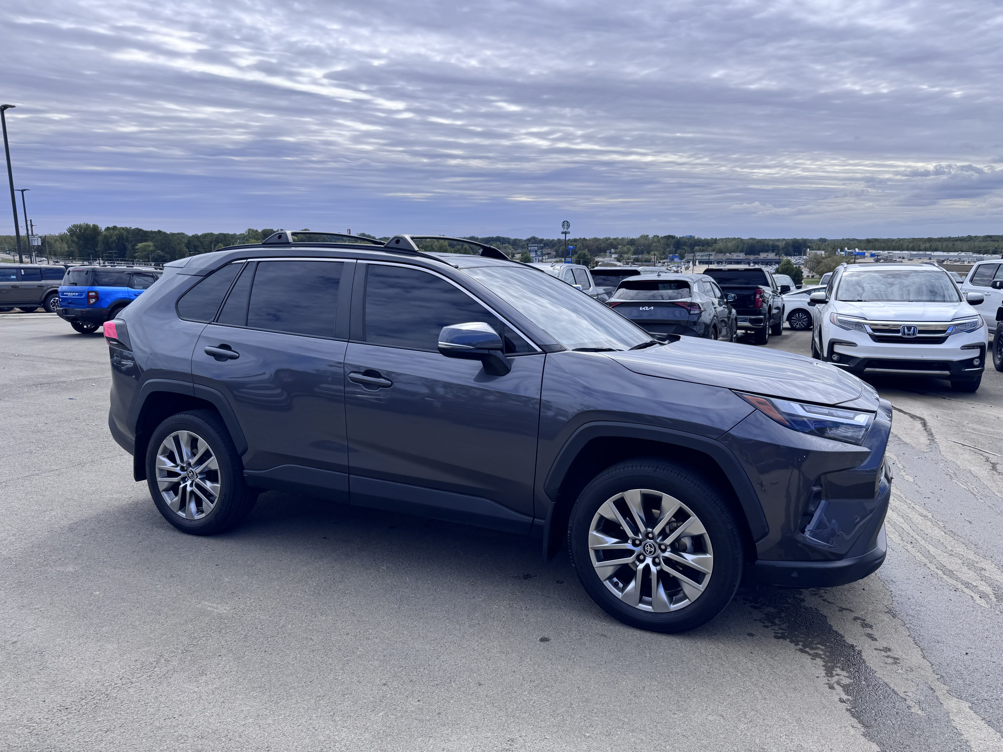2023 Toyota RAV4 XLE Premium photo 4