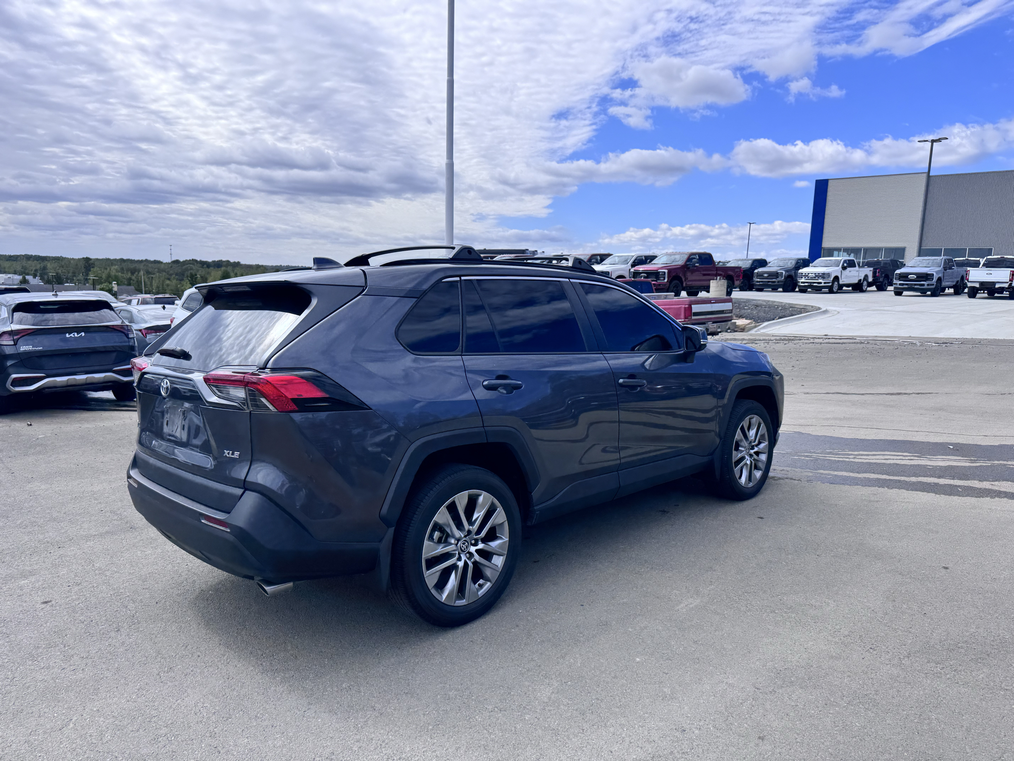 2023 Toyota RAV4 XLE Premium photo 6