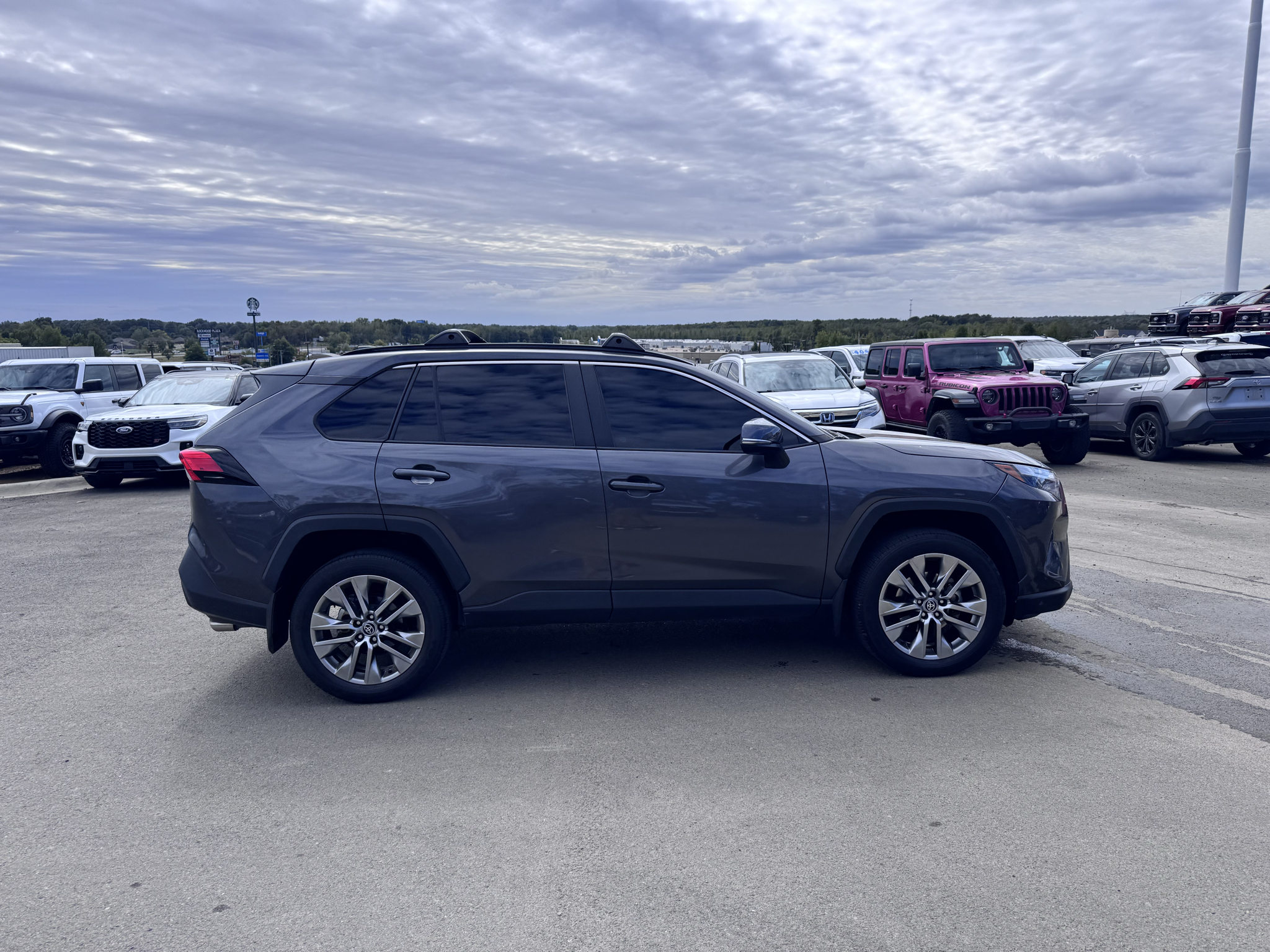 2023 Toyota RAV4 XLE Premium photo 5