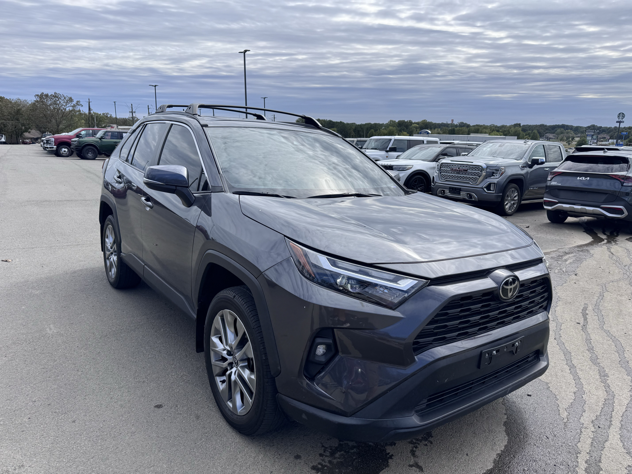 2023 Toyota RAV4 XLE Premium photo 3