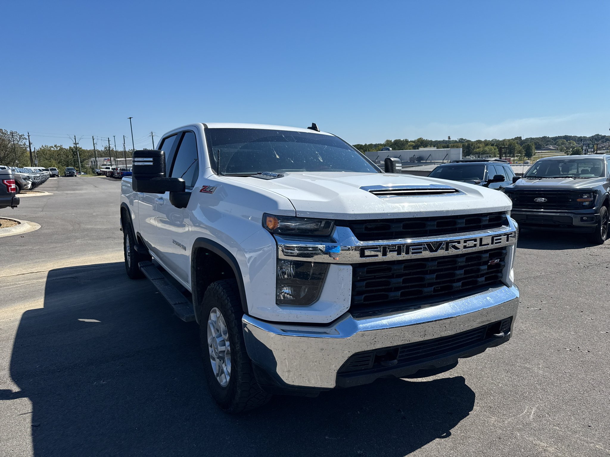 2021 Chevrolet Silverado LT photo 3