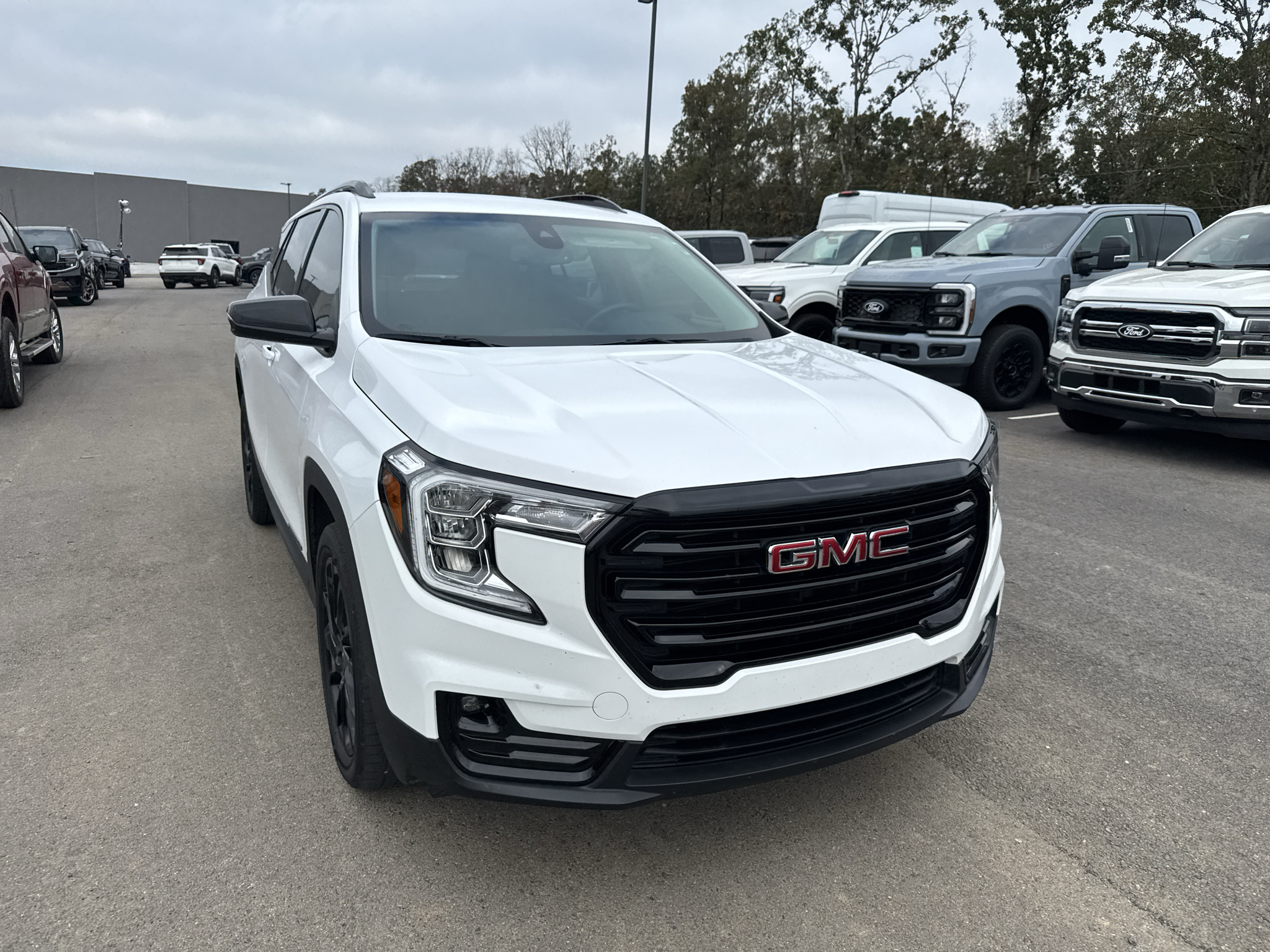 2024 GMC Terrain SLT photo 3