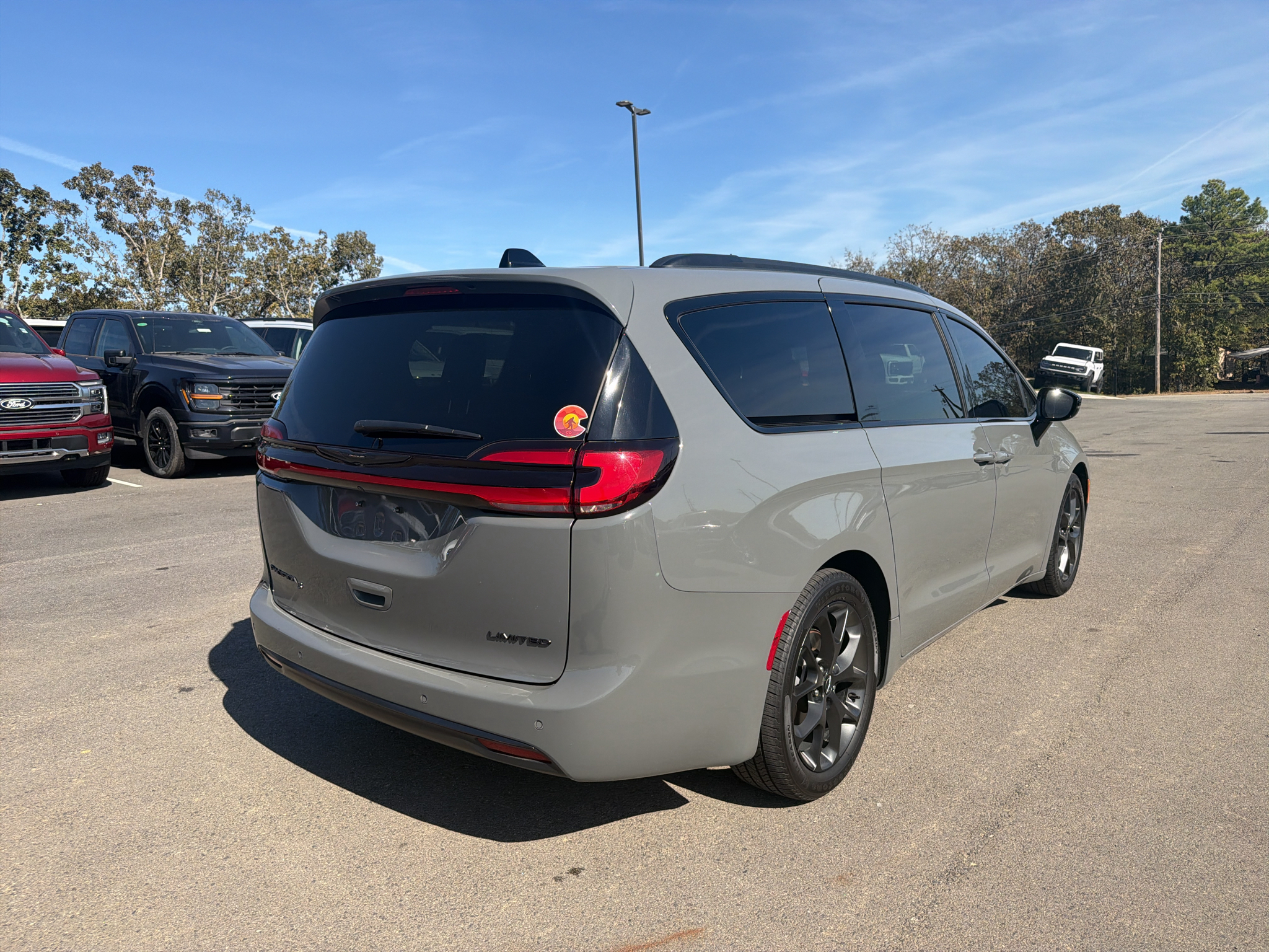 2025 Chrysler Pacifica Limited photo 5