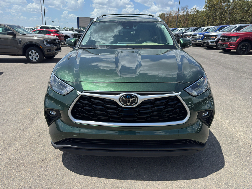 2024 Toyota Highlander XLE photo 2