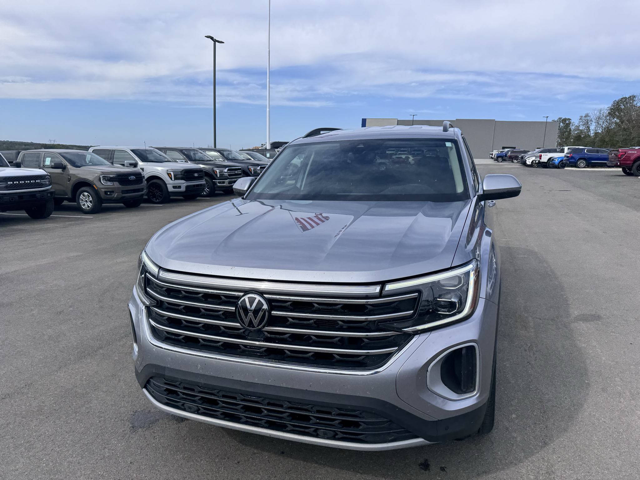 2024 Volkswagen Atlas 2.0T SE w/Technology photo 2