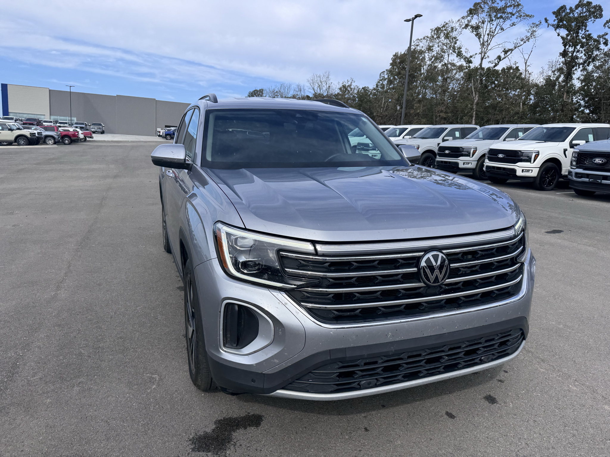 2024 Volkswagen Atlas 2.0T SE w/Technology photo 4