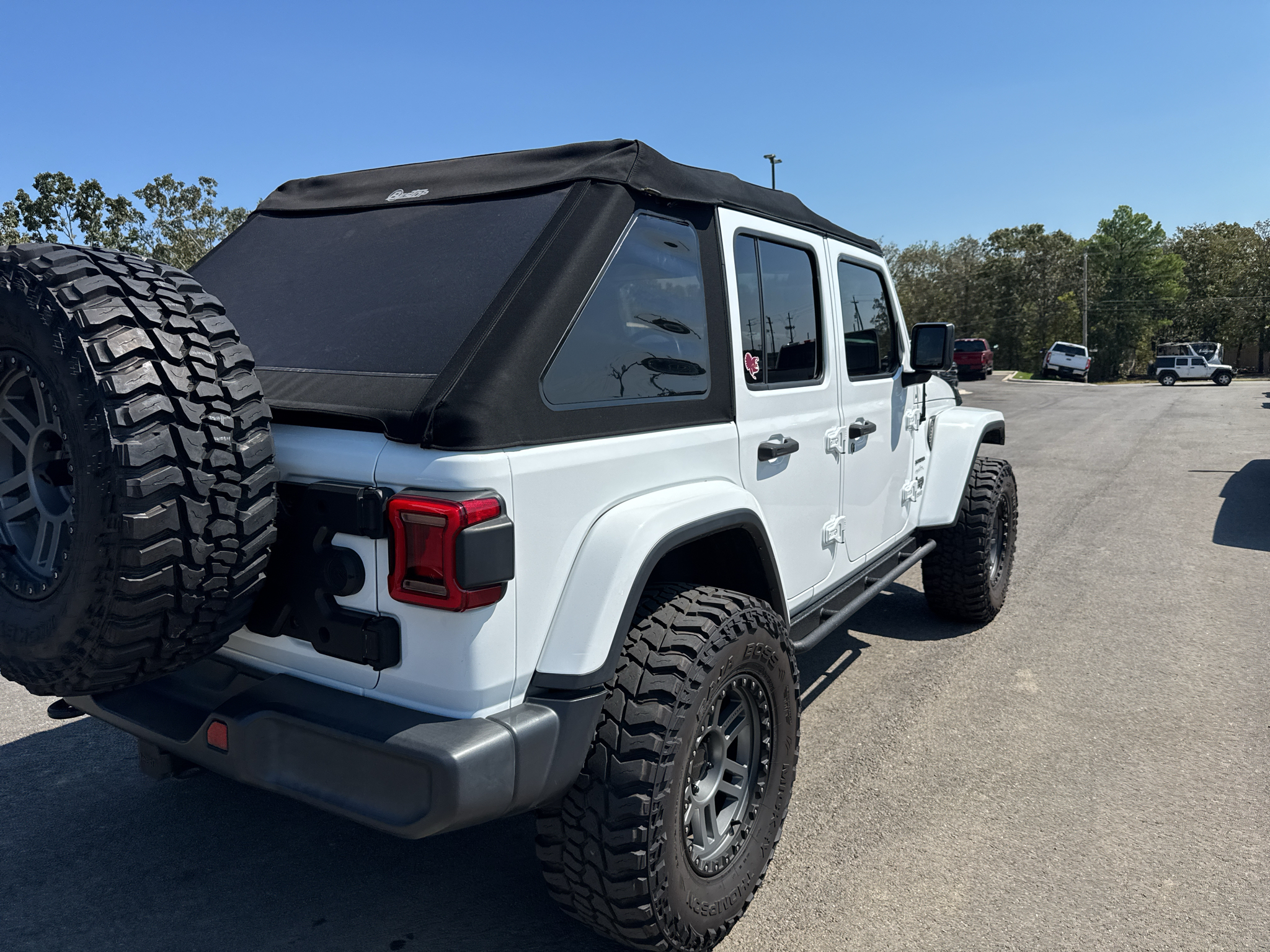 2019 Jeep Wrangler Sahara photo 5