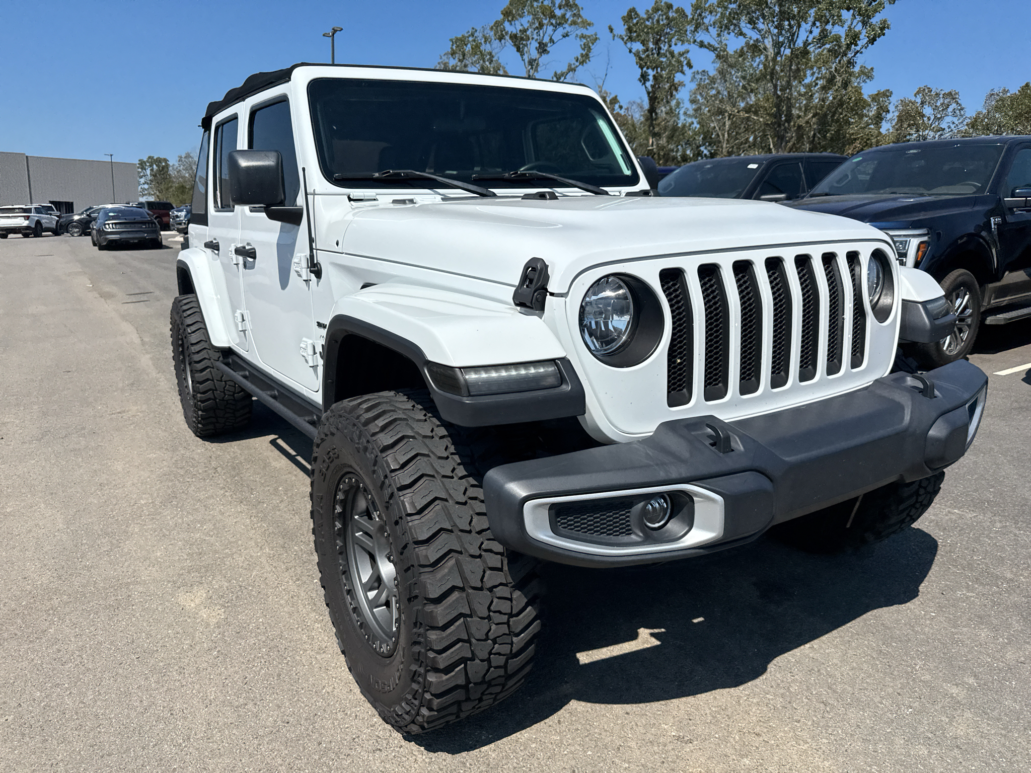 2019 Jeep Wrangler Sahara photo 3