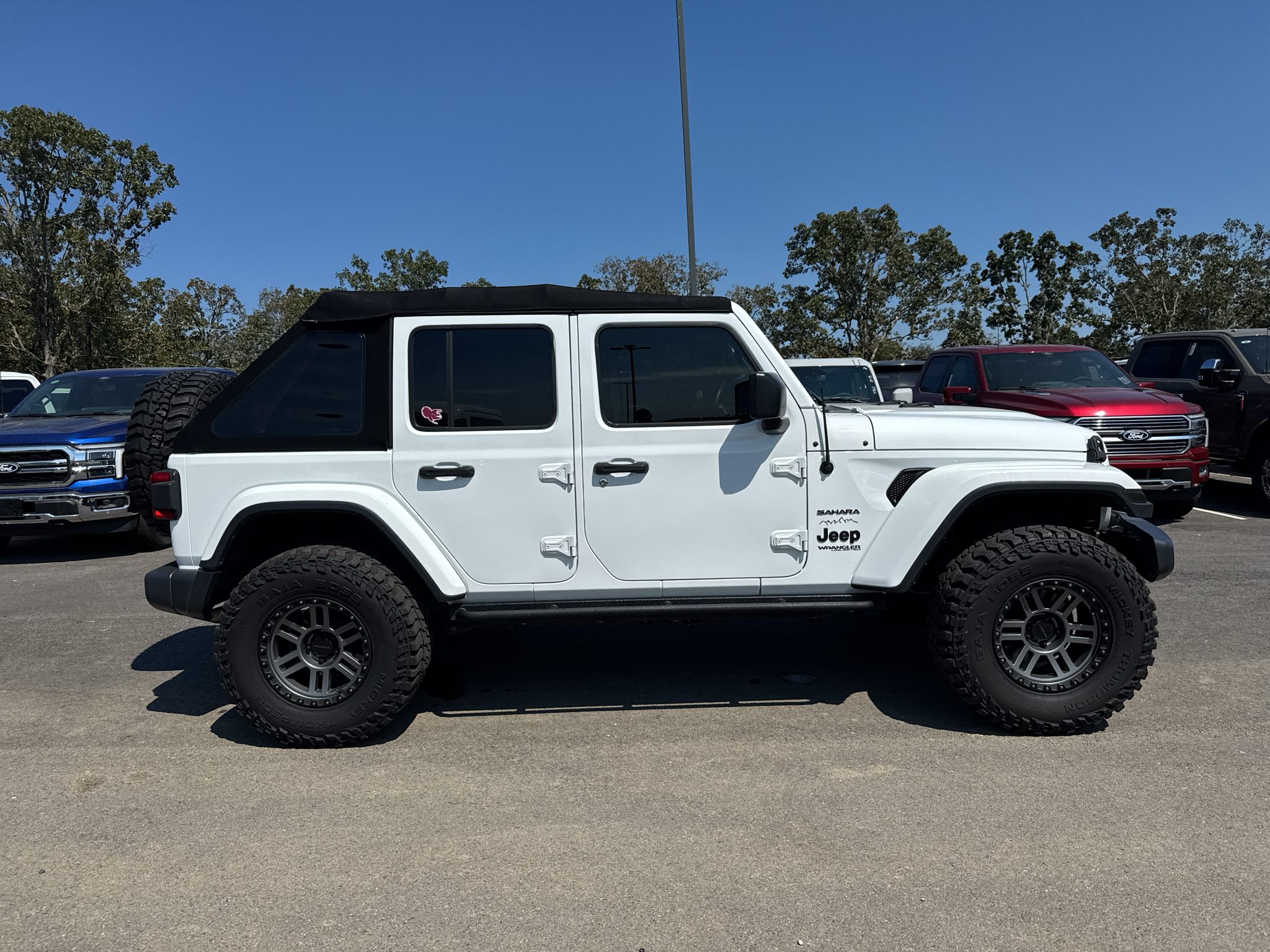 2019 Jeep Wrangler Sahara photo 4