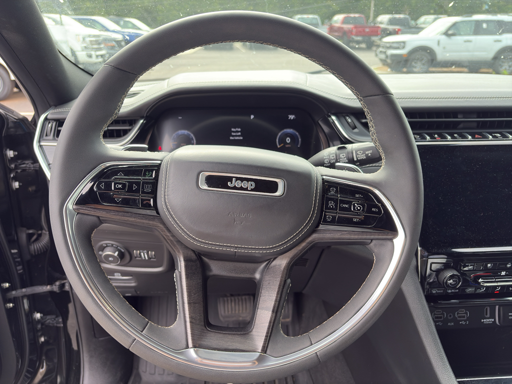 2023 Jeep Grand Cherokee L Overland photo 6