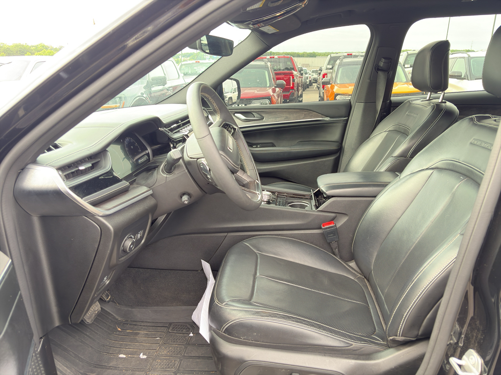 2023 Jeep Grand Cherokee L representative vehicle photo