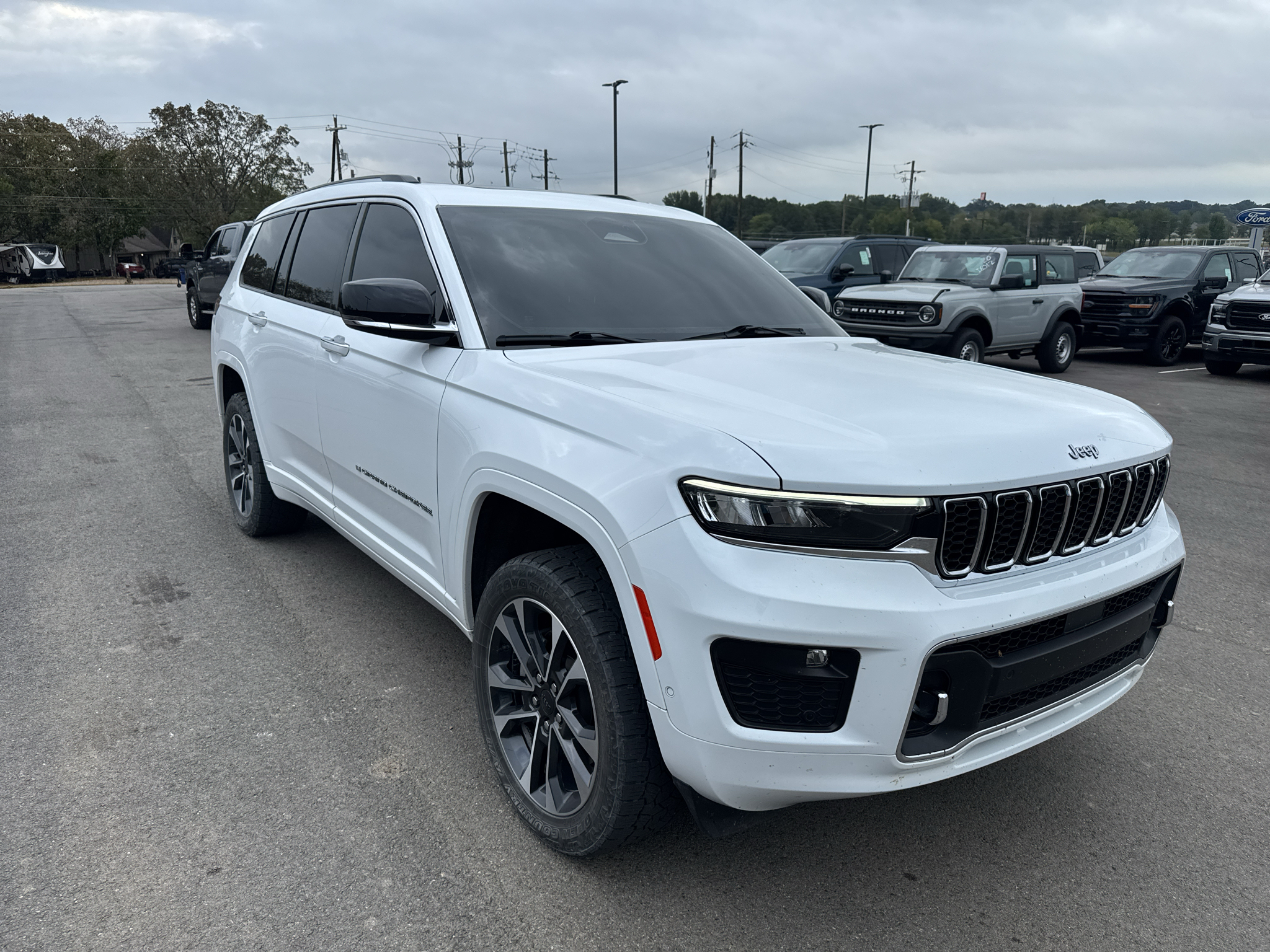 2023 Jeep Grand Cherokee L Overland photo 3